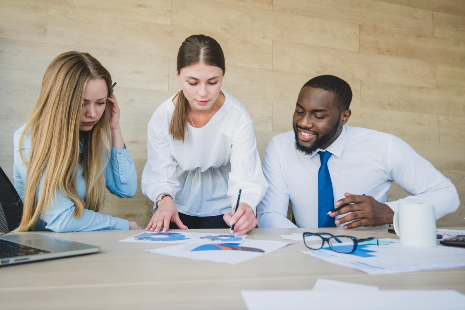 Persona planificando estrategias financieras con documentos y calculadora